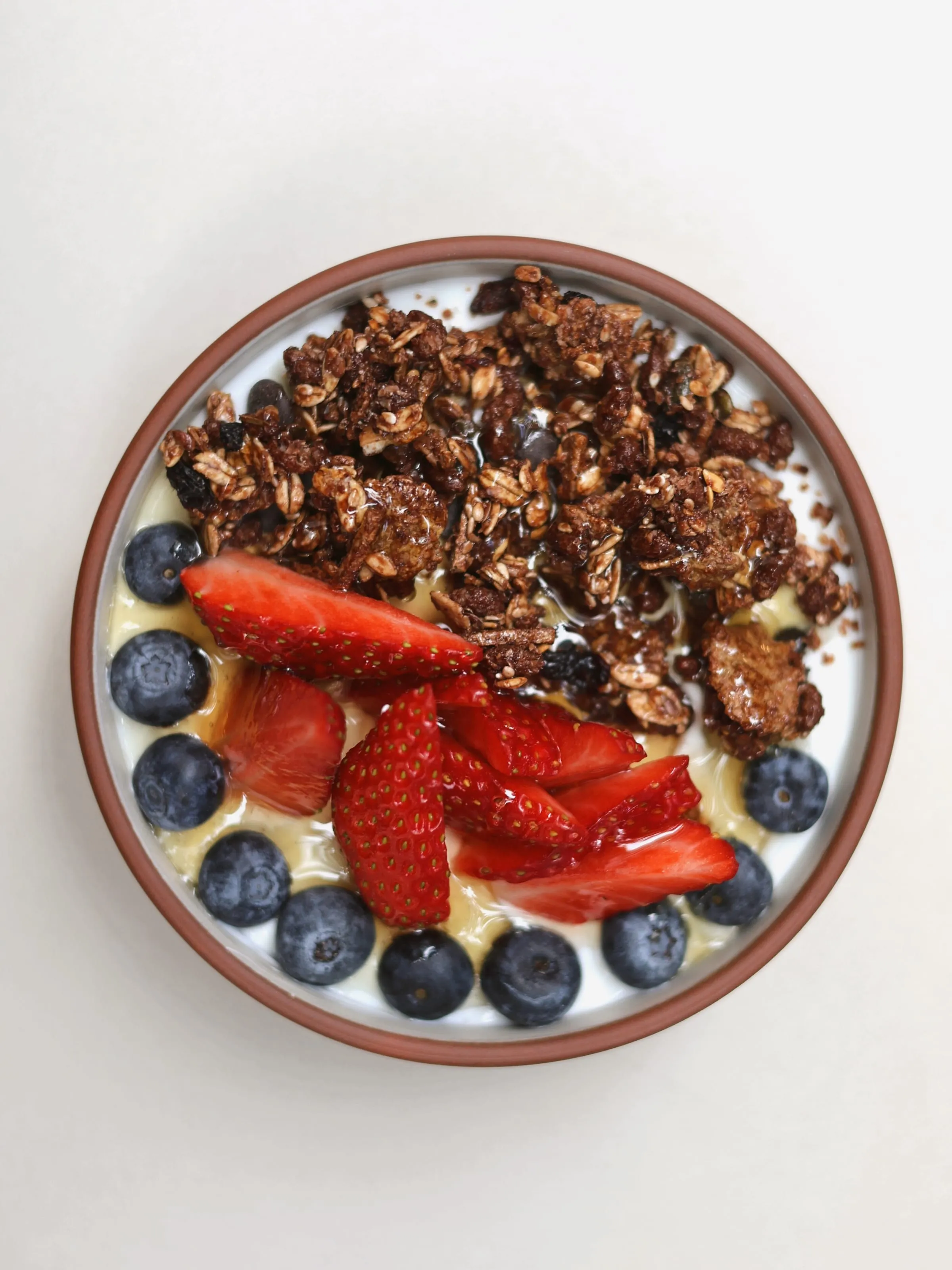 Top view brunch μπολ με φρούτα και granola